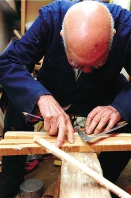 百歲巧手傳溫情，千把馬扎贈鄰里——老木匠的工匠精神與社區(qū)情誼